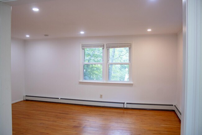 Foto del edificio - 64 B Polk Ave
