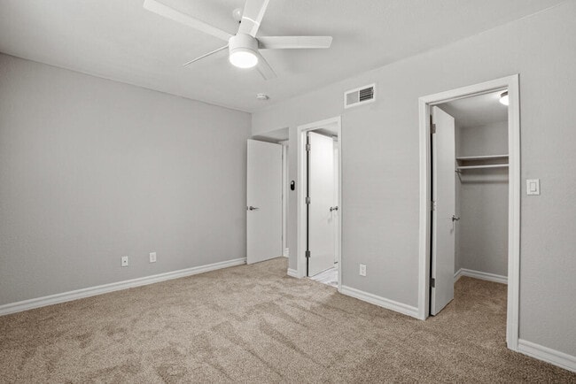 Building Photo - 12115 Royal Woods Dr