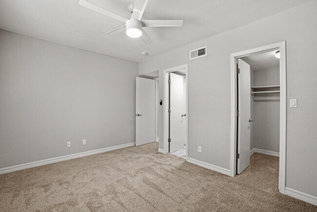 Foto del edificio - 12115 Royal Woods Dr