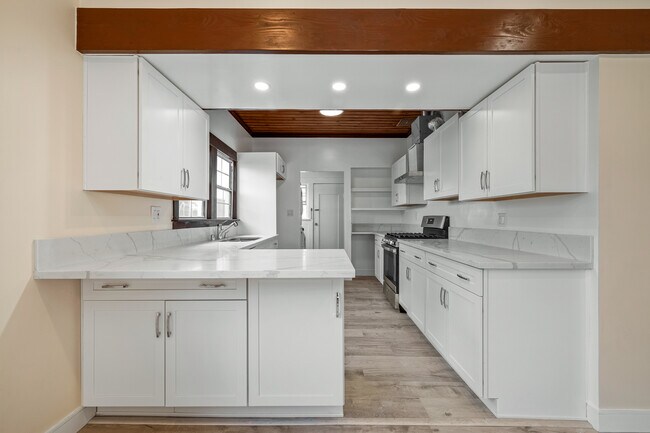 Foto del edificio - 521 N Heliotrope Dr