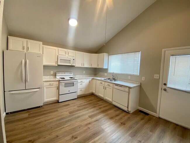 Building Photo - 2 bedroom 1 ½ bathroom duplex in Thornton