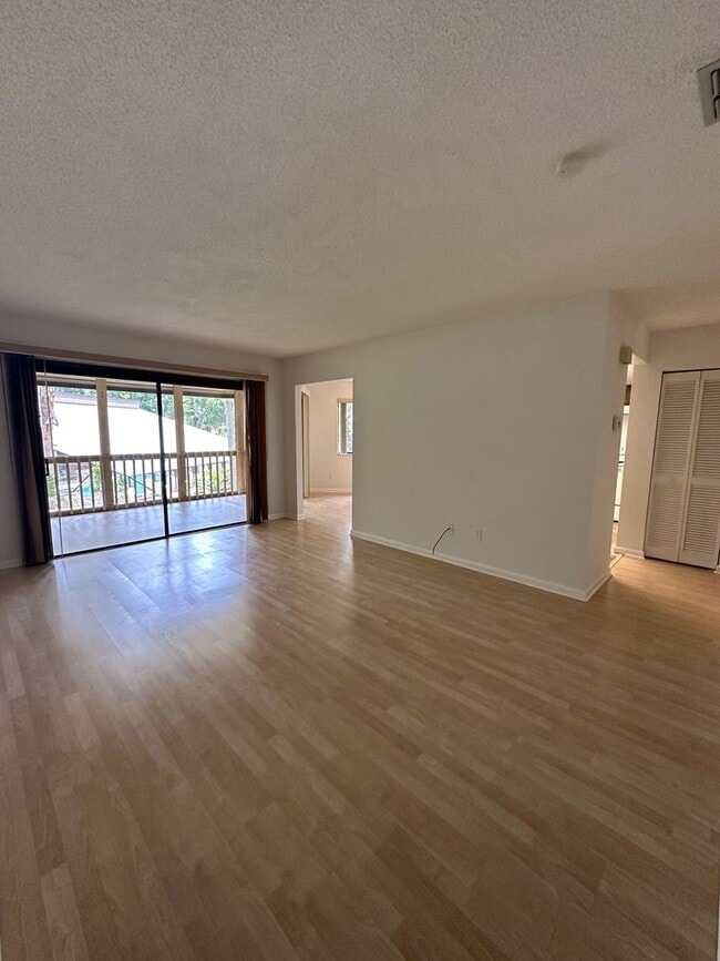 Building Photo - Lovely 2 Bedroom 2 Full bath Condo in the ...