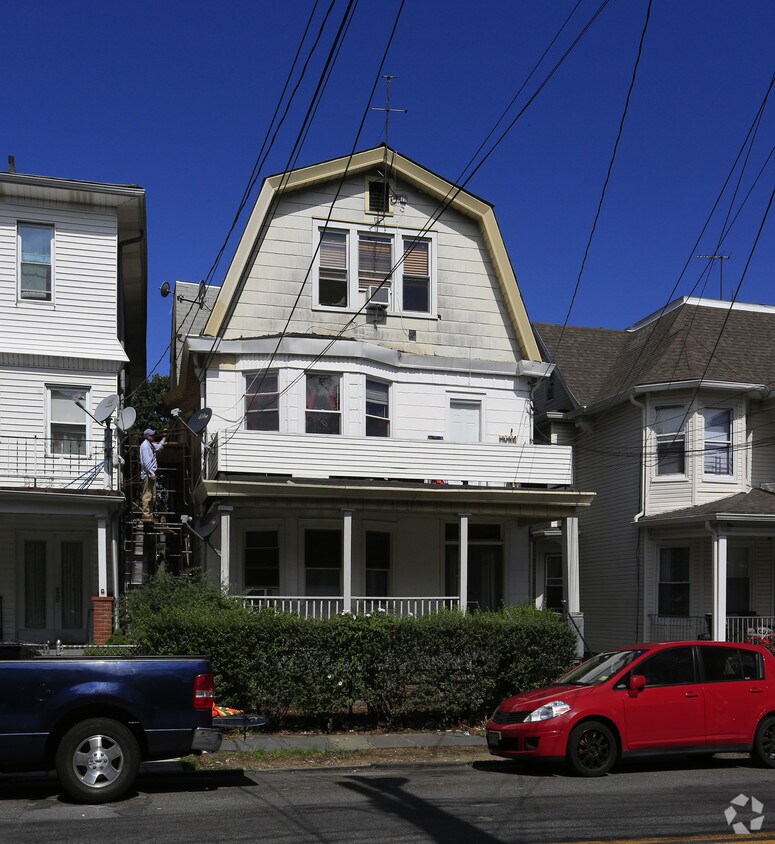 Building Photo - 148 W Lincoln Ave
