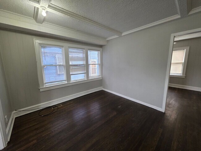 Foto del edificio - Spacious 4 Bedroom Home with Classic Charm