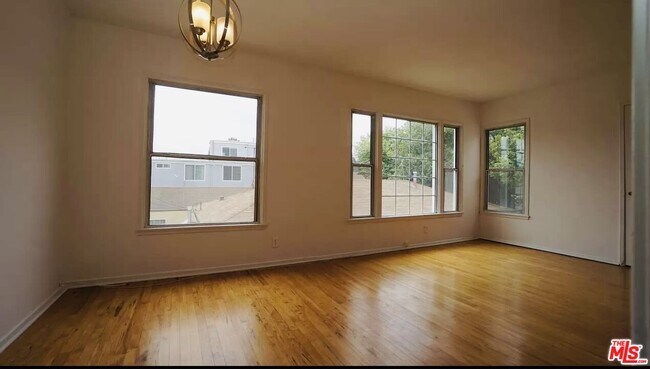 Building Photo - 2620 S Barrington Ave