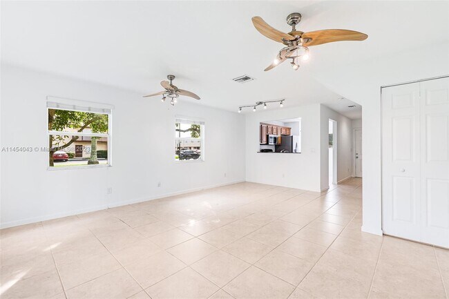 Foto del edificio - 6621 Winfield Blvd