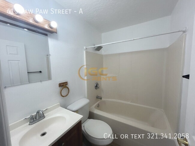 Building Photo - 613 Paw Paw St