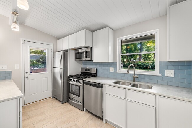 Building Photo - 1185 Oakfield Dr SE