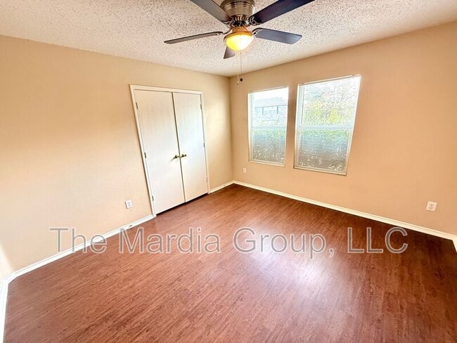 Foto del edificio - 1229 Highview Dr