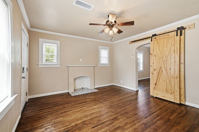 Foto del edificio - E 8th St Duplex