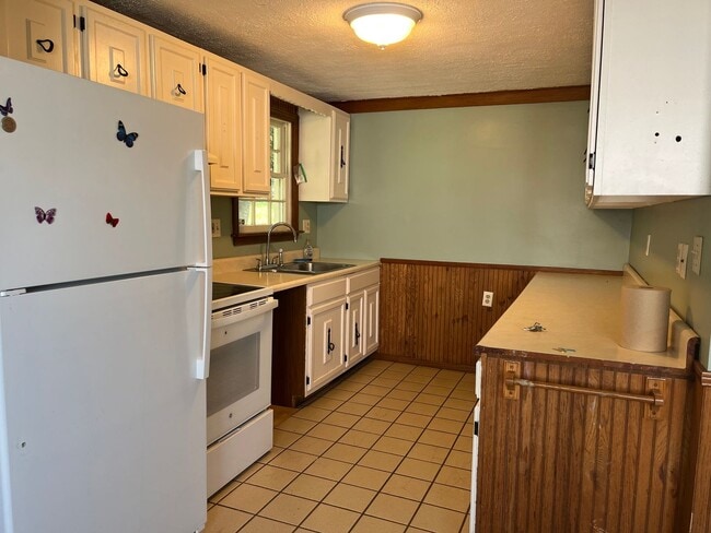 Building Photo - House: 3 bedrooms 1 bathroom in New Britain