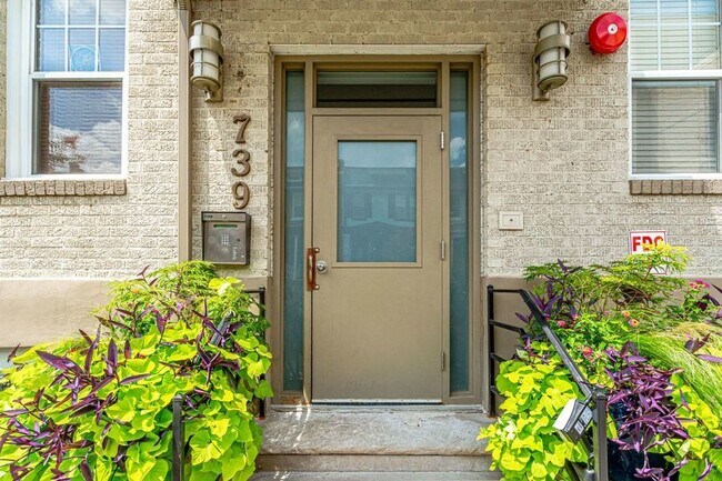 Foto del edificio - 739 Newton Pl NW