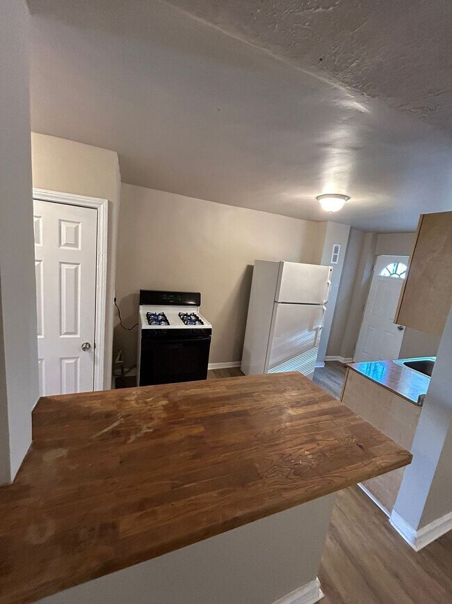 Building Photo - Three Bedroom One And A Half Bath Corner P...