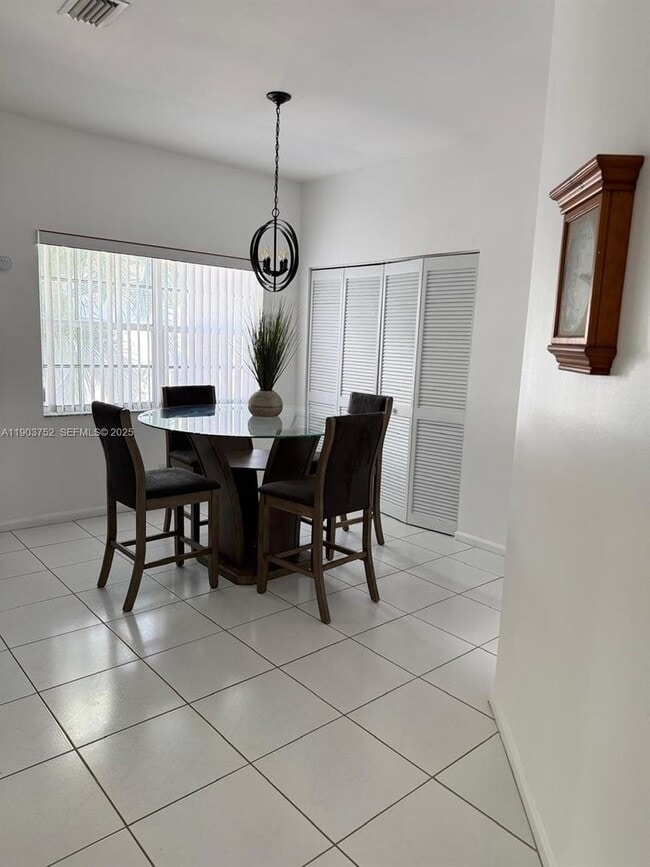 Foto del edificio - 11690 Briarwood Cir