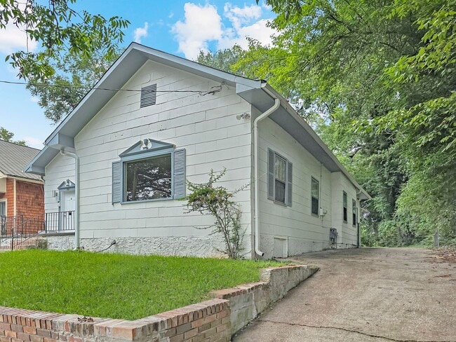 Building Photo - 1111 Lawton Pl SW