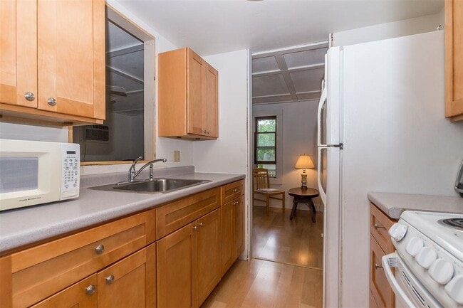 Building Photo - 108 Linden St