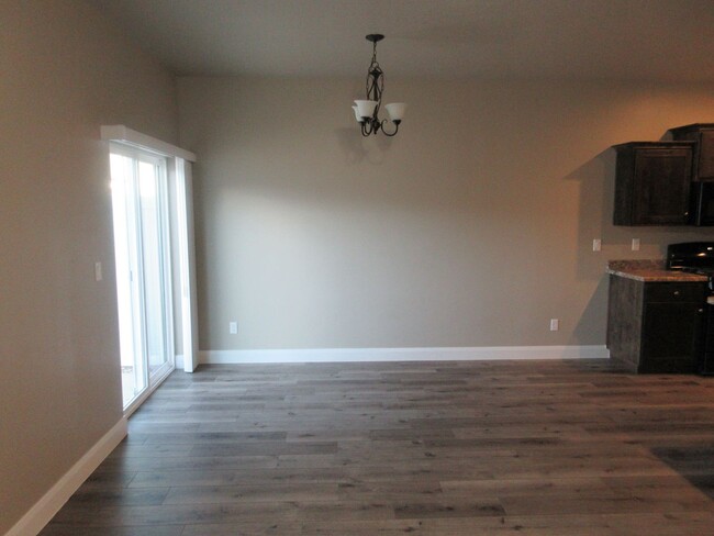 Foto del edificio - Move-In Bonus - Newer town home living in ...