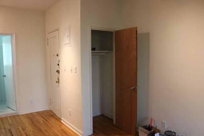 Living - 513 E 5th St
