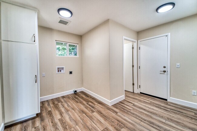 Foto del edificio - Spacious 4-Bedroom Home with Modern Amenities & Great Location