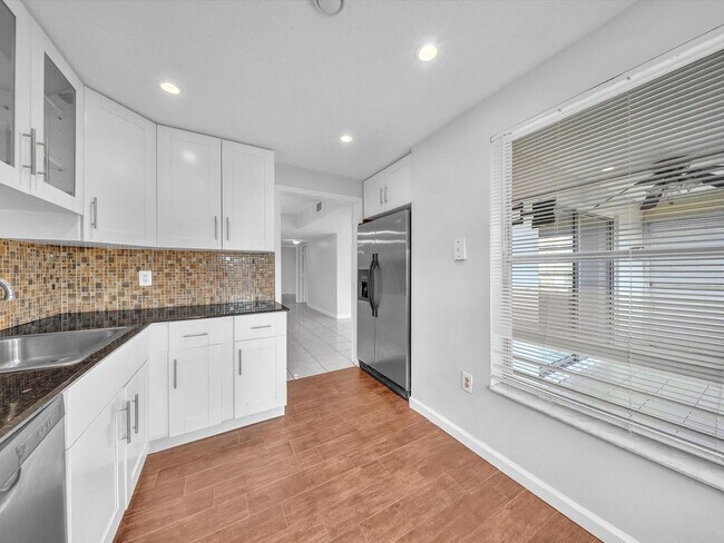 Foto del edificio - 4156 Inverrary Dr