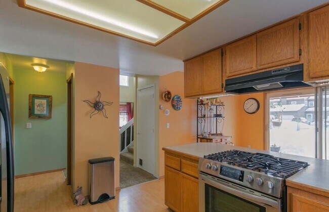 Building Photo - 3 bedroom / 2.5 bath / 2 car garage