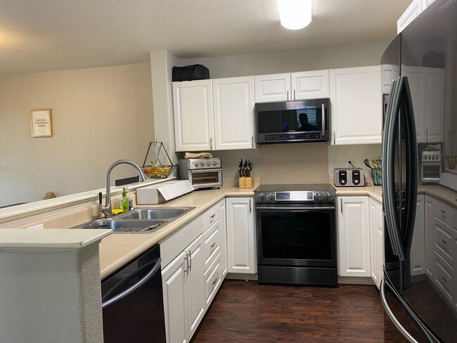 Building Photo - LEASING SPECIAL Great 3 bd/2.5 ba Townhome