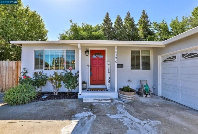 Foto del edificio - Clean/Remodeled 3 Bedroom 2 Bath with Large  Lot