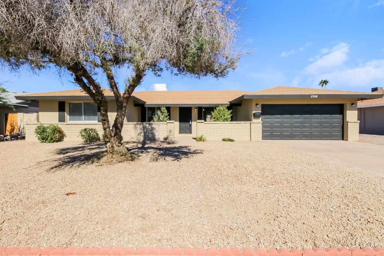 Primary Photo - 2540 E Geneva Dr