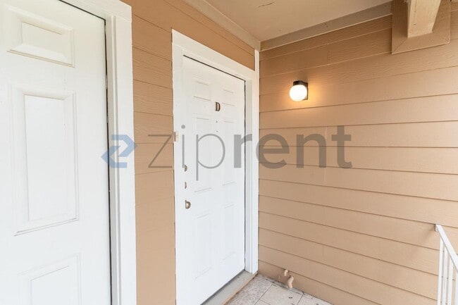 Building Photo - Unit D