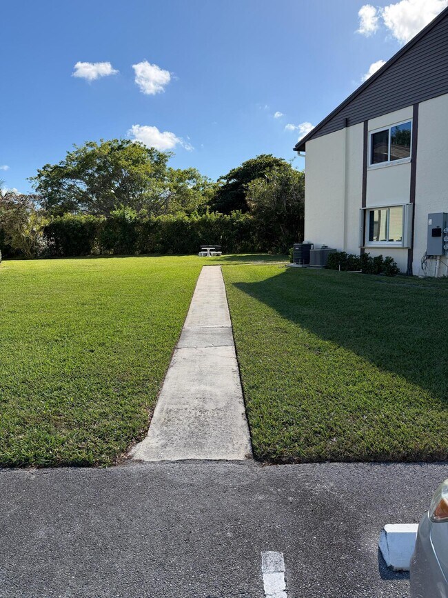 Foto del edificio - 5930 Whispering Pine Way