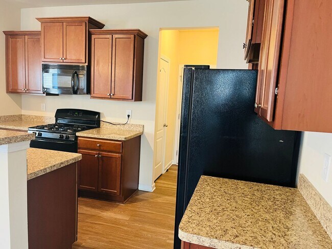 Foto del edificio - Beautiful 3-bedroom, 2.5-bath townhome located in the desirable Townview Commons community of Woo...