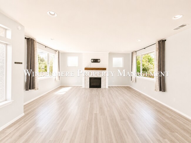 Foto del edificio - Bright and spacious home close to ferries, PSNS and recreational activities!