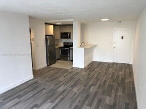 Building Photo - 9682 Fontainebleau Blvd