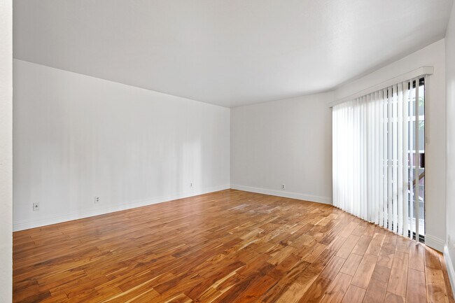 Foto del edificio - 5400 Mountain Blvd