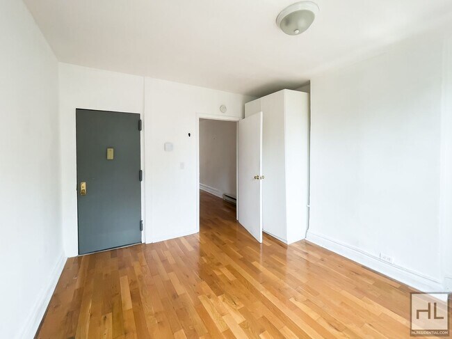 Foto del edificio - STARR STREET / Spacious Bushwick 2-Bed 1-Bath / Amazing Location