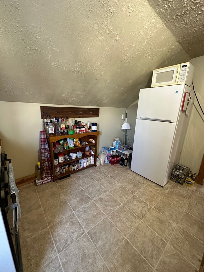Building Photo - Two Bedroom Apartment Near UWL