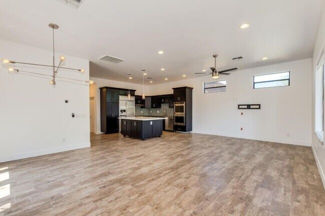 Foto del edificio - Beautiful 3bdrm 3 bath home with guest casita in desirable Whitton district