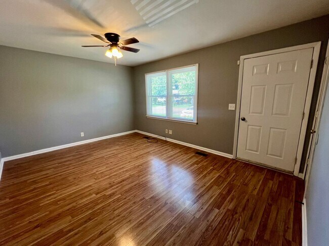 Building Photo - 3 Bed 1 Bath Ranch Style Home in Murfreesb...