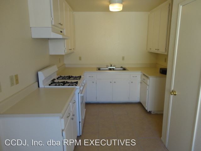 Building Photo - 550 E Ave H 14