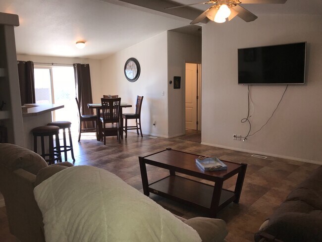 Building Photo - WINTER VACATION RENTAL WITH RV PARKING- 3 ...