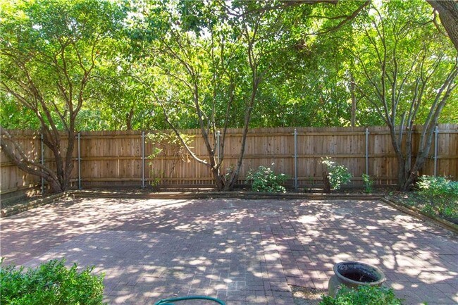 Foto del edificio - 7343 Highland Heather Ln