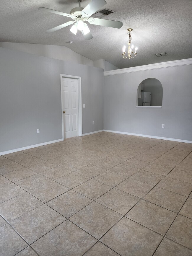 Sala de estar - 4100 Mendenwood Ln
