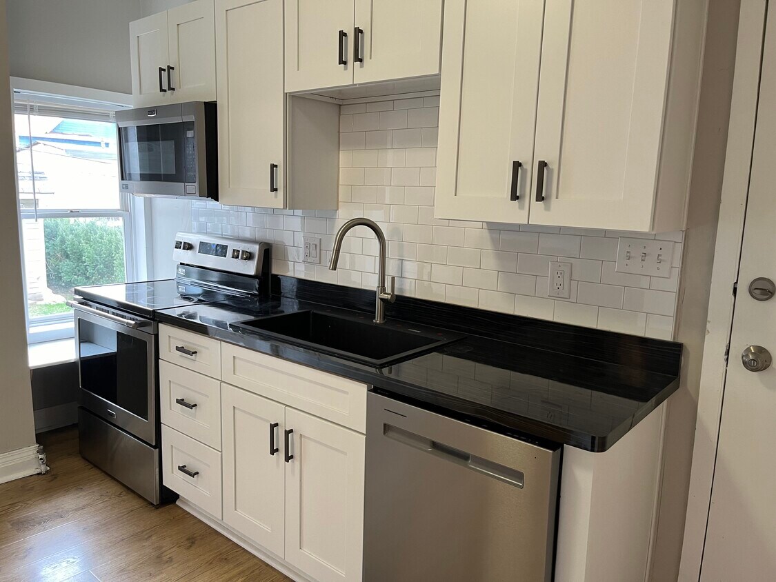 Foto principal - 1364 W 58th St