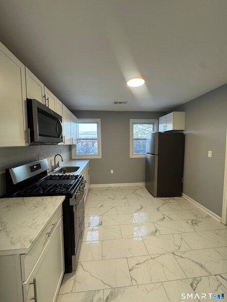 Building Photo - 427 Blatchley Ave