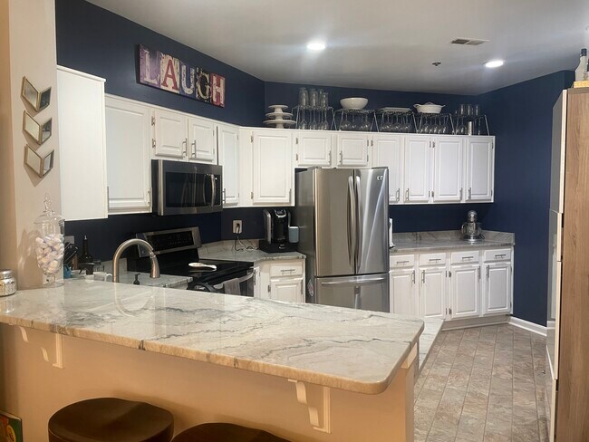 Kitchen with granite countertops and stainless steel appliances - 1200 Braddock Plz