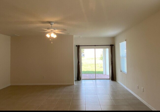 Building Photo - 1207 SW Embers Ter