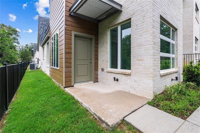 Building Photo - 321 Oakbend Dr