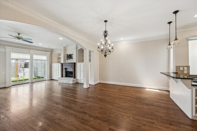 Foto del edificio - 1321 Whispering Pines Dr