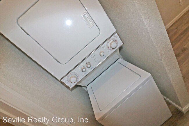 Building Photo - 5228 Cass St