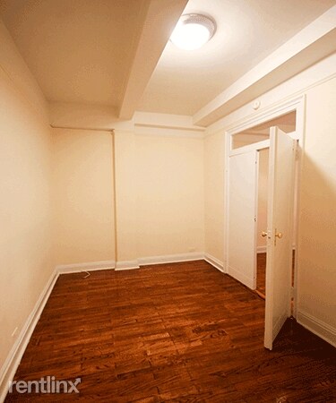 Building Photo - 3 br, 1 bath Apartment - 230 E 12th St